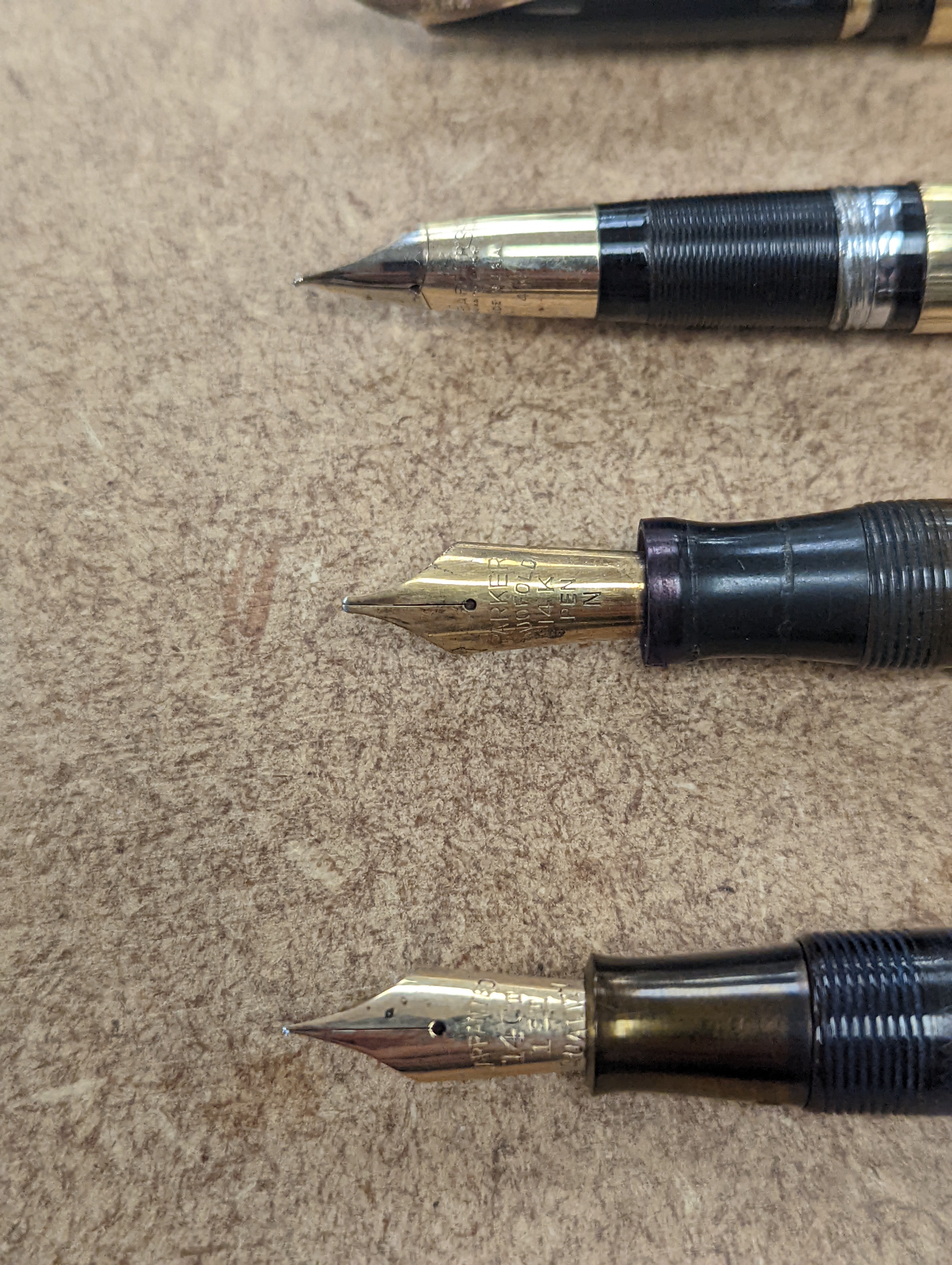 A quantity of fountain pens, 19 in total.